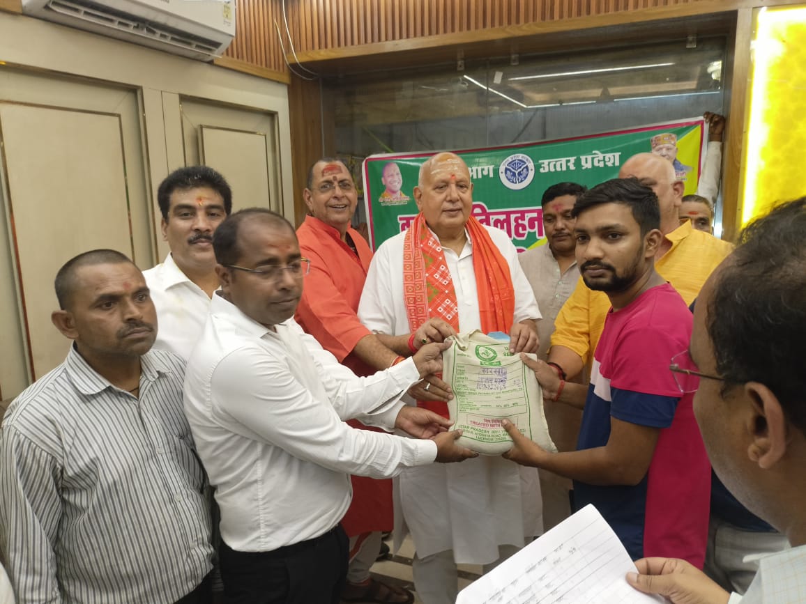 किसानों को बीज मिनीकिट बांटते कृषि मंत्री सूर्य प्रताप शाही