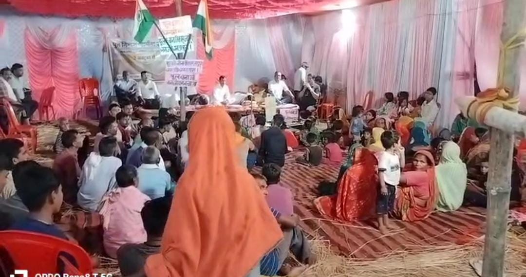 धरना देते ग्रामीण धरना देते ग्रामीण