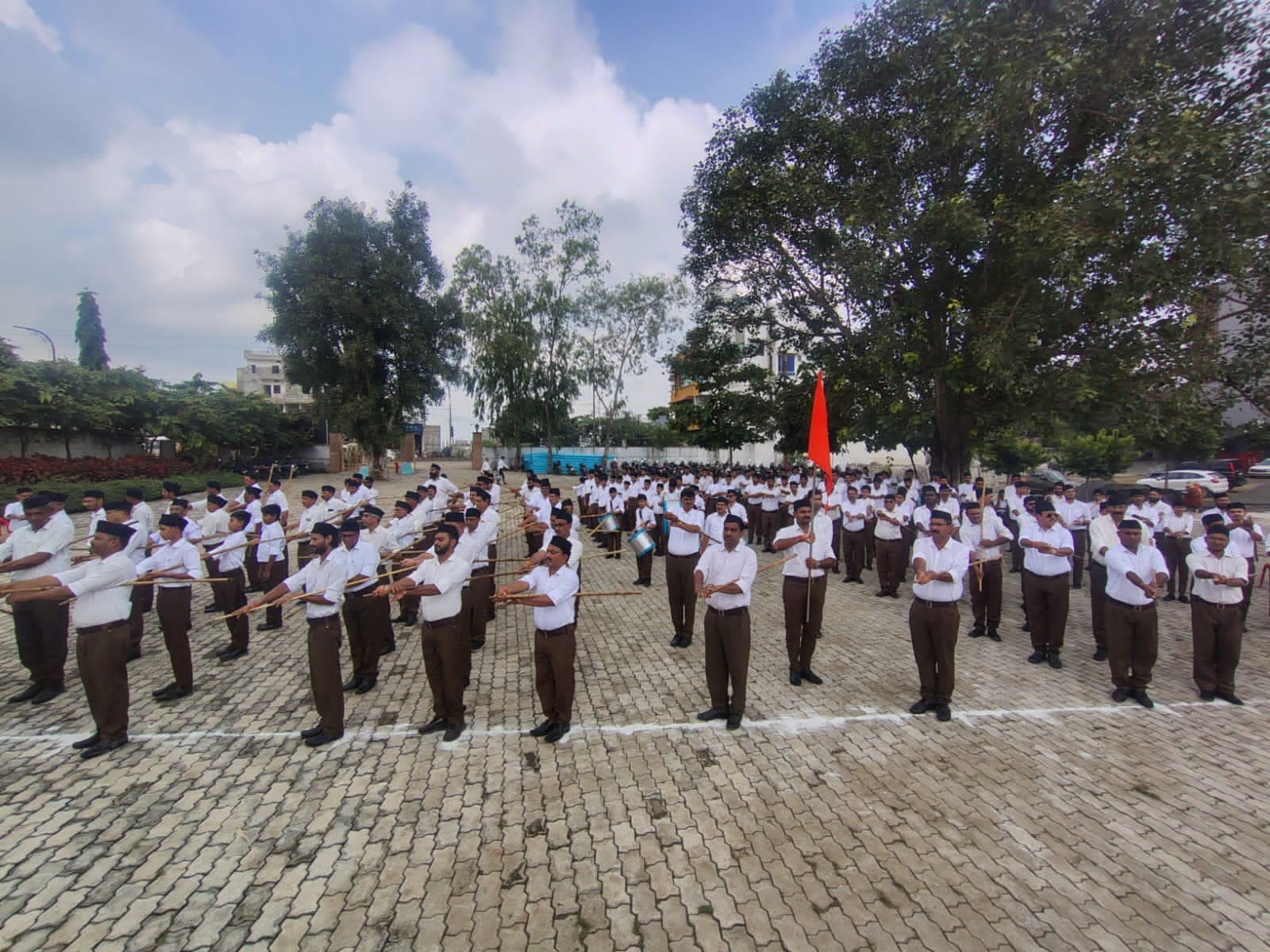 राष्ट्रीय स्वयंसेवक संघ के शताब्दी वर्ष के अवसर पर भोपाल महानगर में रविवार को विभिन्न जिलों और बस्तियों में कुल 76 स्थानों पर पथ संचलन निकाले गए2
