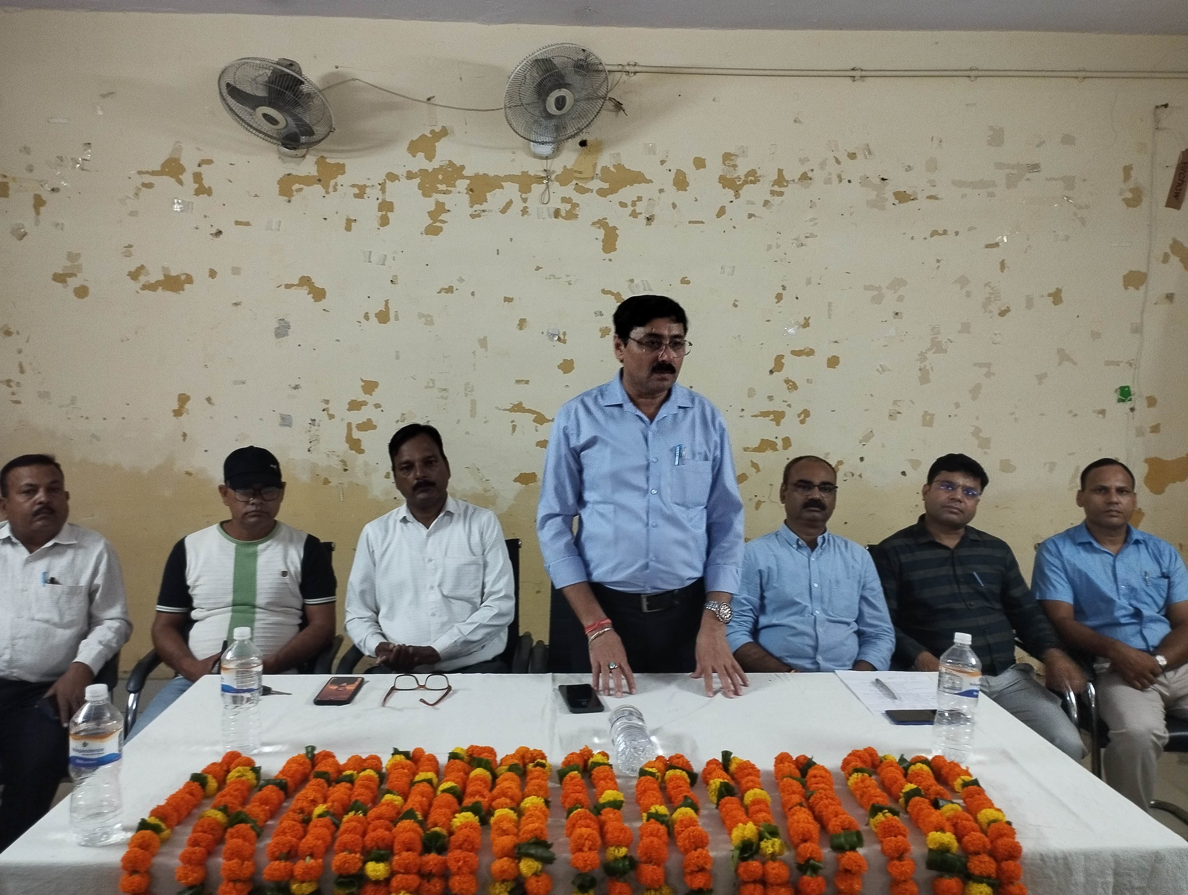 जिला चिकित्सालय मुरादाबाद में मंडलीय कर्मचारियों व शिक्षकों की बैठक को संबोधित करते हेमंत चौधरी।