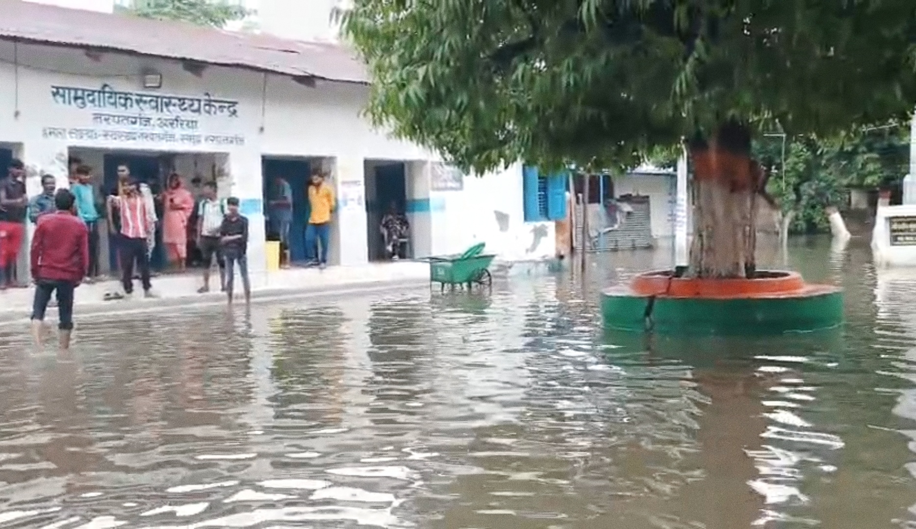 अररिया फोटो:नरपतगंज समुदायिक स्वास्थ्य केंद्र में पसरा पानी अररिया फोटो:नरपतगंज समुदायिक स्वास्थ्य केंद्र में पसरा पानी