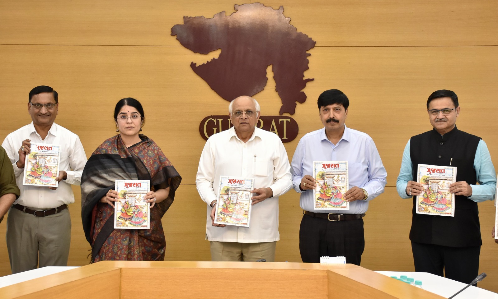 गुजरात दीपोत्सवी अंक विमोचन करते हुए मुख्यमंत्री