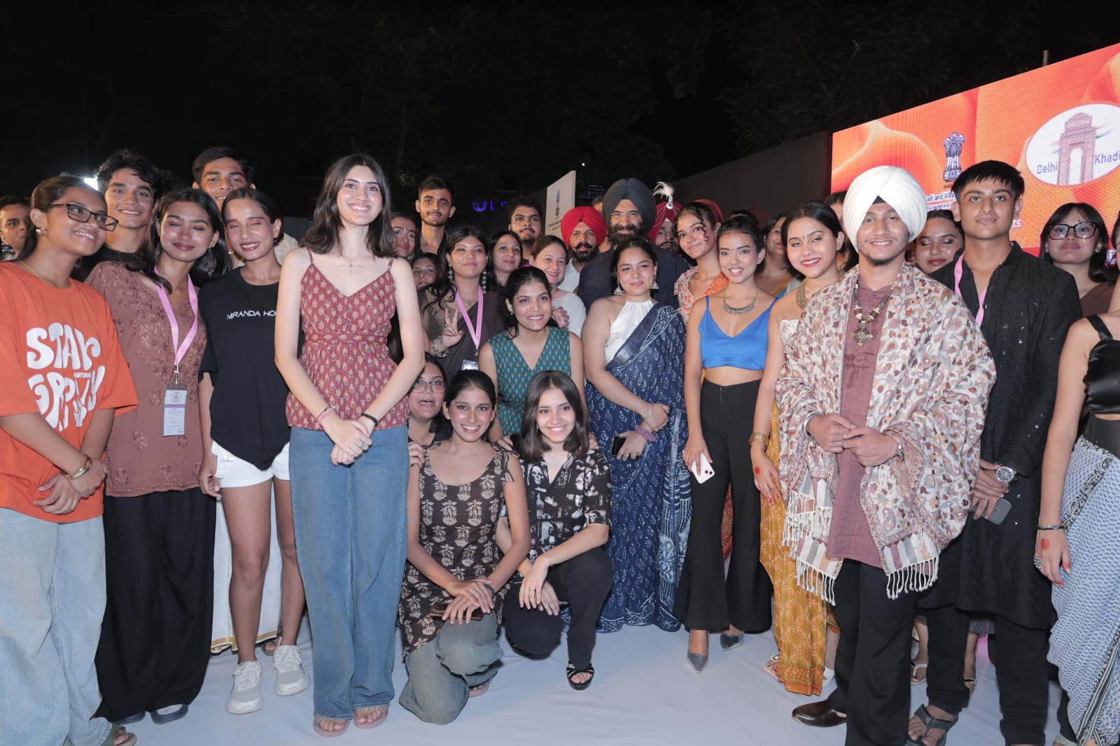 खादी उत्सव 2025 में दिल्ली के उद्योग मंत्री मनजिंदर सिंह सिरसा फैशन प्रस्तुतियों की रचनात्मक टीमों के साथ