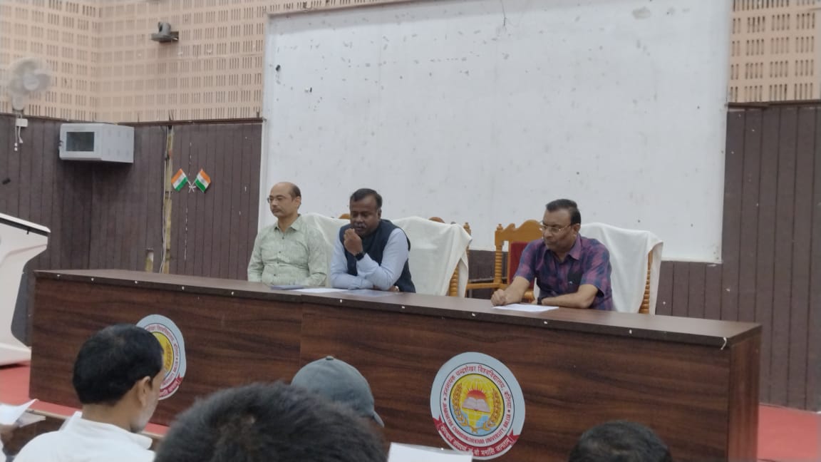 प्रेसवार्ता करते कुलपति प्रो. संजीत गुप्त