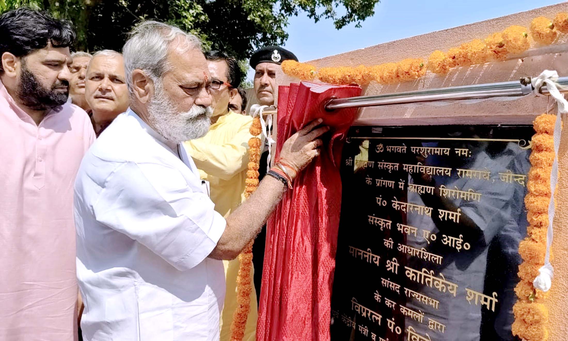 एआई कमरे की आधारशीला कार्यक्रम का उद्घाटन करते हुए पूर्व केंद्रीय मंत्री विनोद शर्मा।
