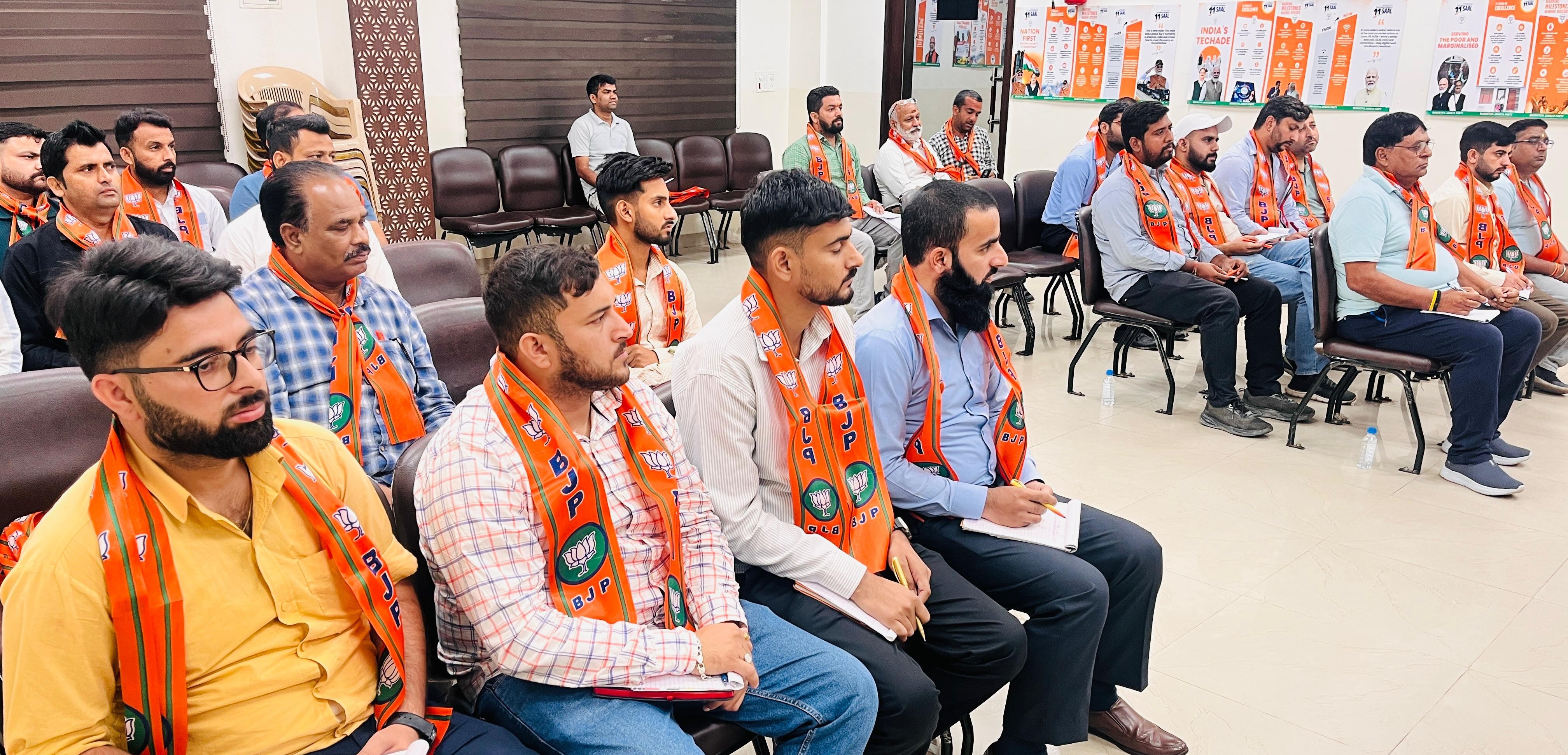 भाजपा ने जनसम्पर्क और सेवा वितरण को मज़बूत करने के लिए सांसदों और विधायकों के निजी सहायकों (पीए) की बैठक आयोजित की