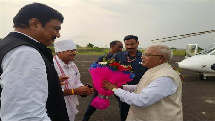 मप्रः राज्यपाल पटेल दो दिवसीय प्रवास पर सागर पहुंचे, ढाई हवाई पट्टी पर हुआ आत्मीय स्वागत
