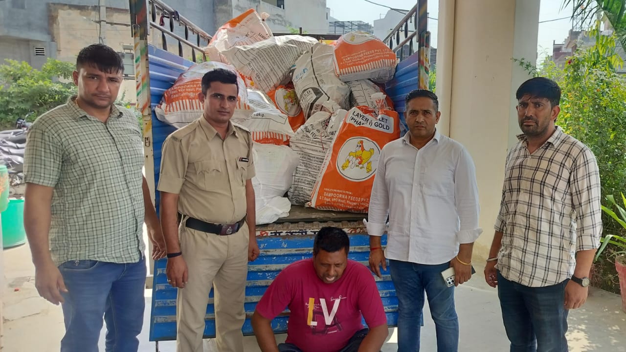 पुलिस गिरफ्त में संजय। पुलिस गिरफ्त में संजय।