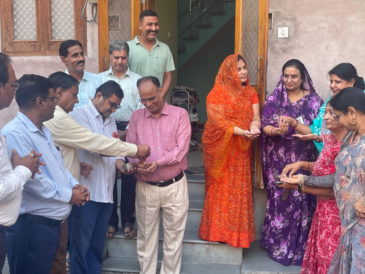 पुष्करणा लोकसेवक समागम के लिए महिला कार्मिकों ने किया जनसंपर्क, घर-घर बांटे पीले चावल