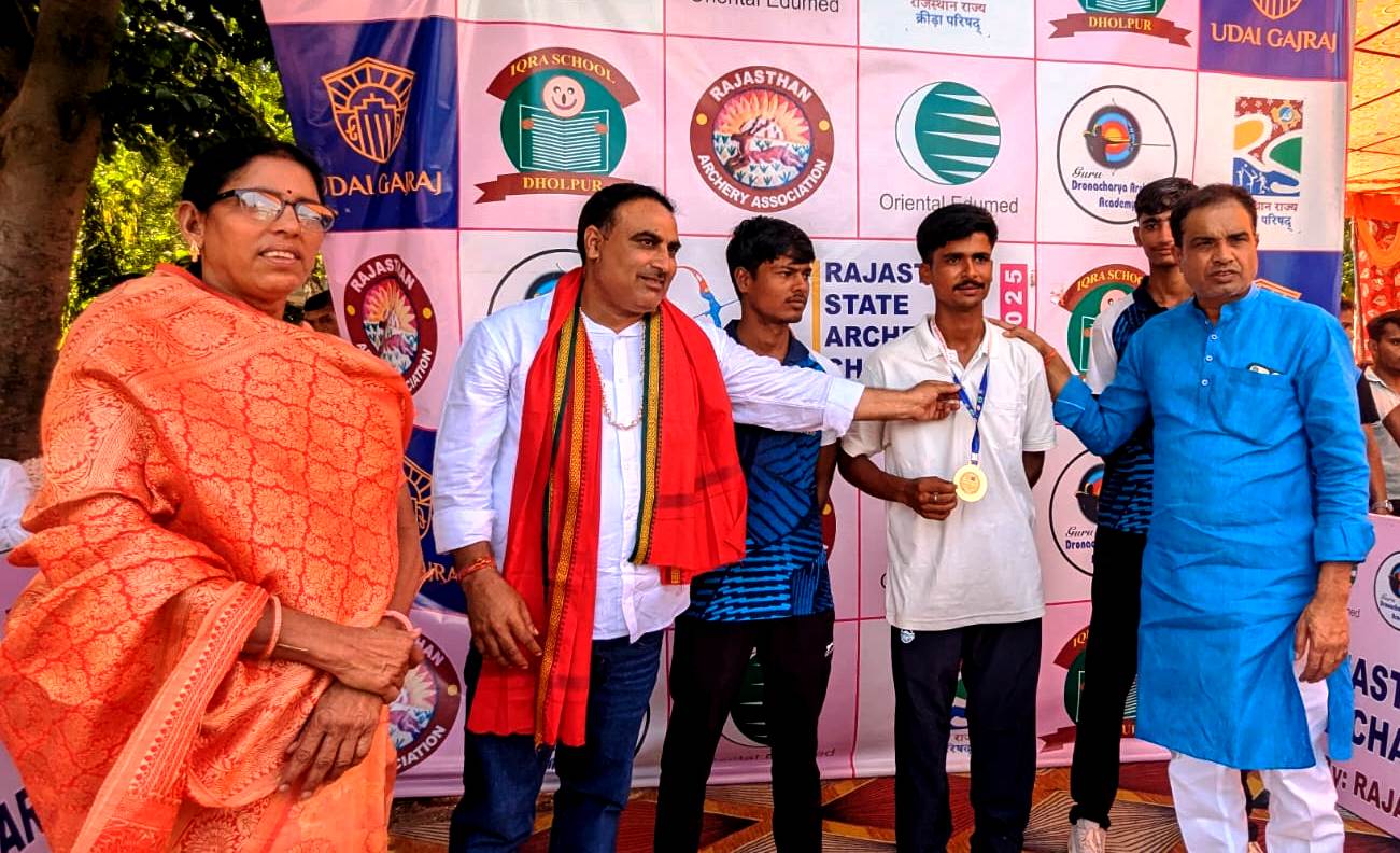 तीरंदाजी प्रतियोगिता में विजेता धनुर्धरों का मेडल से किया सम्मान