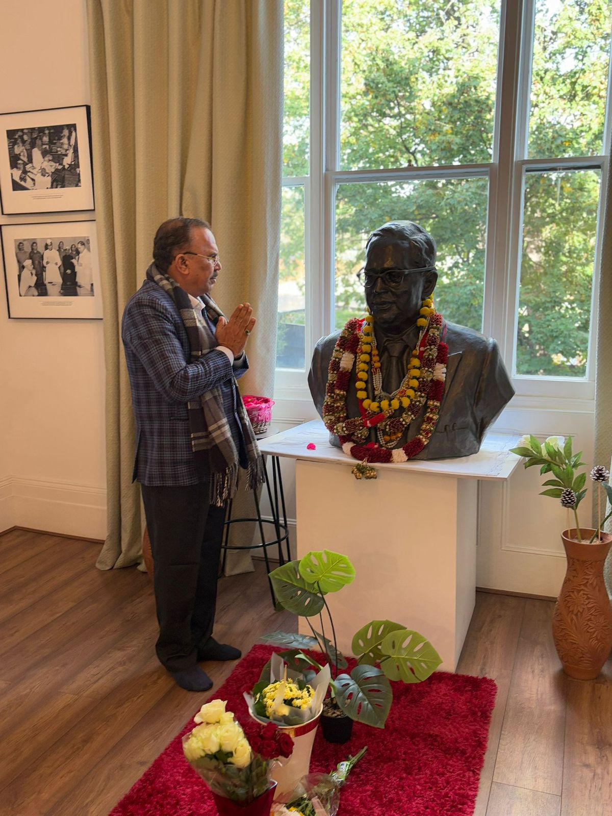 देवनानी ने लंदन में बाबा साहेब डॉ अंबेडकर की प्रतिमा पर पुष्प अर्पित कर नमन किया