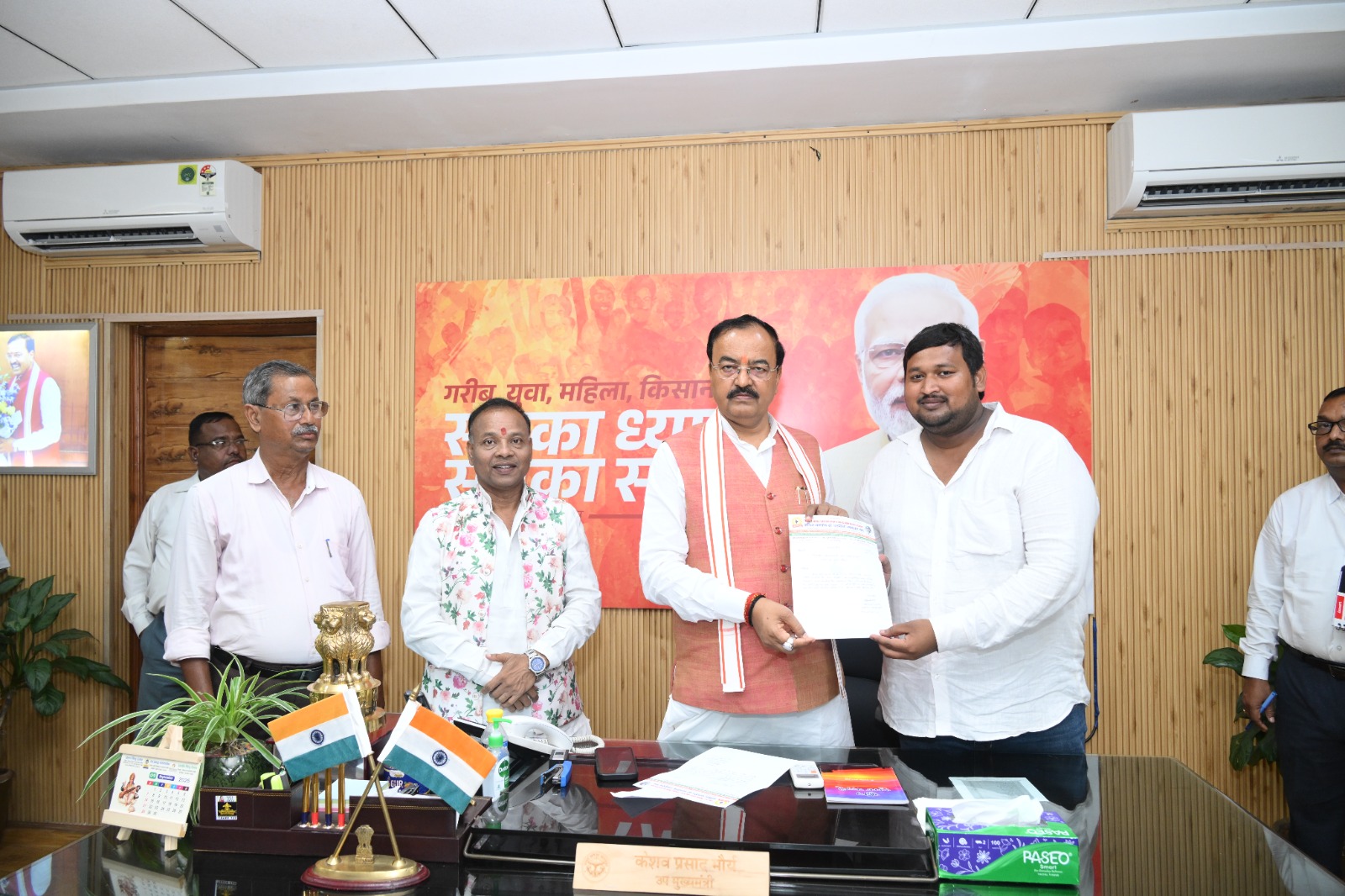 उप्र के उपमुख्यमंत्री केशव प्रसाद मौर्य को आभार पत्र सौपते हुए अखिल भारतीय श्री वाल्मीकि नवयुवक संघ के राष्ट्रीय महामंत्री जगदीश प्रसाद एवं अन्य सहयोगियों का छाया चित्र