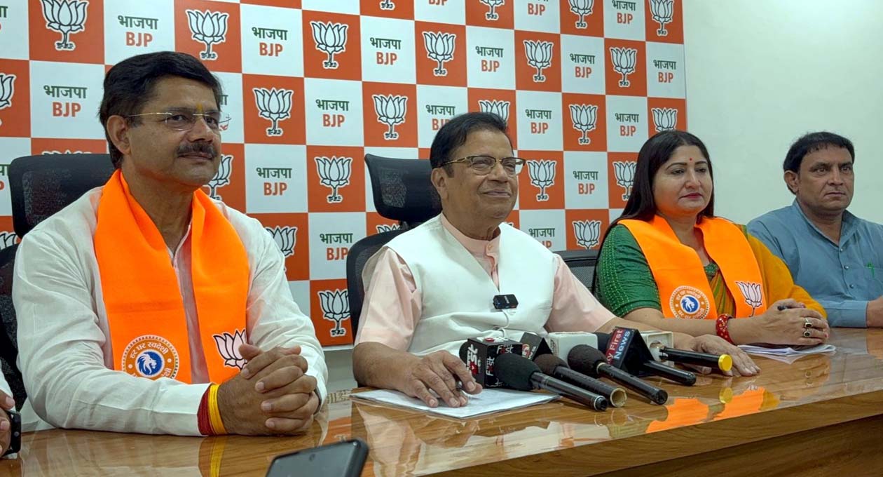 पत्रकार वार्ता करते पूर्व मंत्री डॉ. कमल गुप्ता, साथ हैं अन्य नेता।