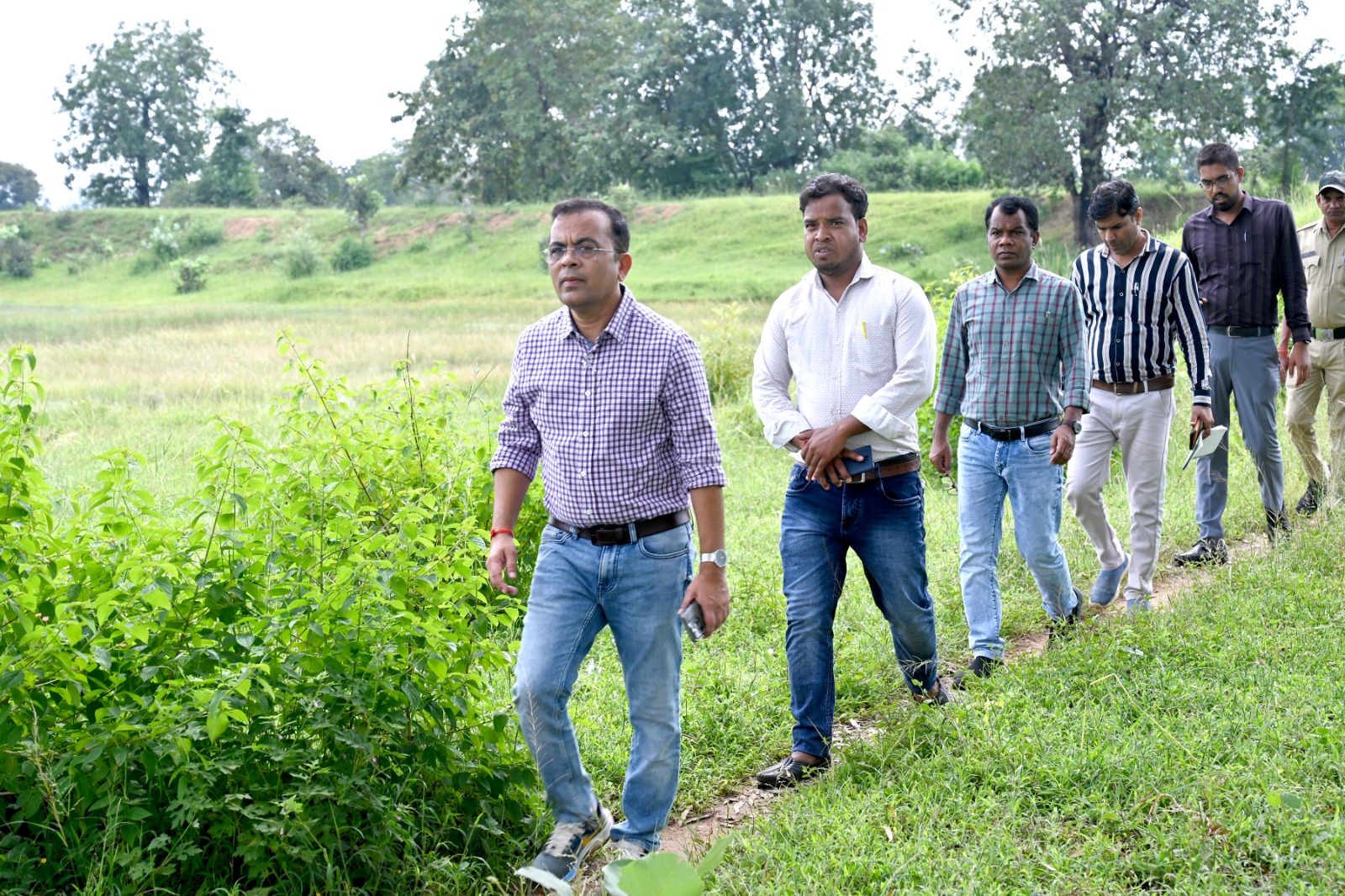 जांजगीर कलेक्टर जन्मेजय महोबे का सघन निरीक्षण, गांव की पगडंडियों और खेतों की मेड़ों से होते हुए हेडसपुर की पहाड़ियों पर पहुंचे कलेक्टर