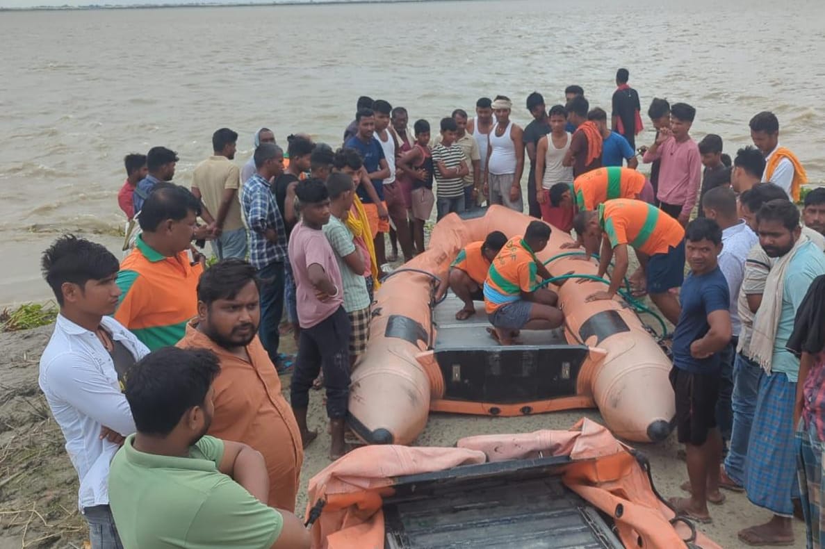 खोजबीन करते हुए लोग