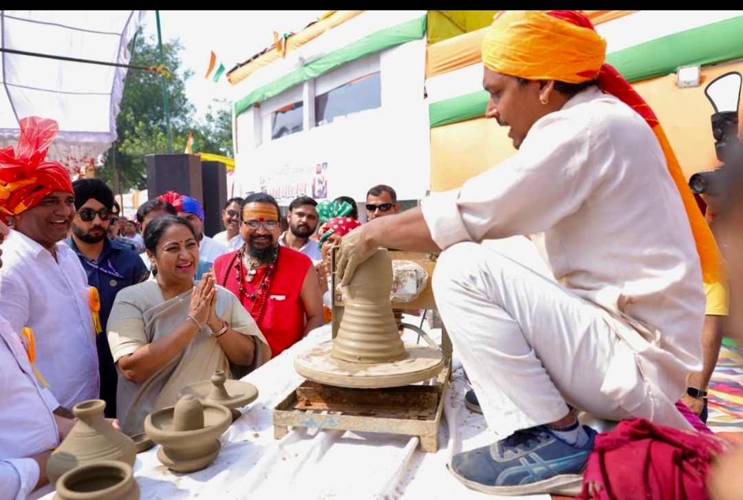 नरेला के आदर्श रामलीला मैदान में प्रजापति कुंभ में शामिल हुई मुख्यमंत्री रेखा गुप्ता
