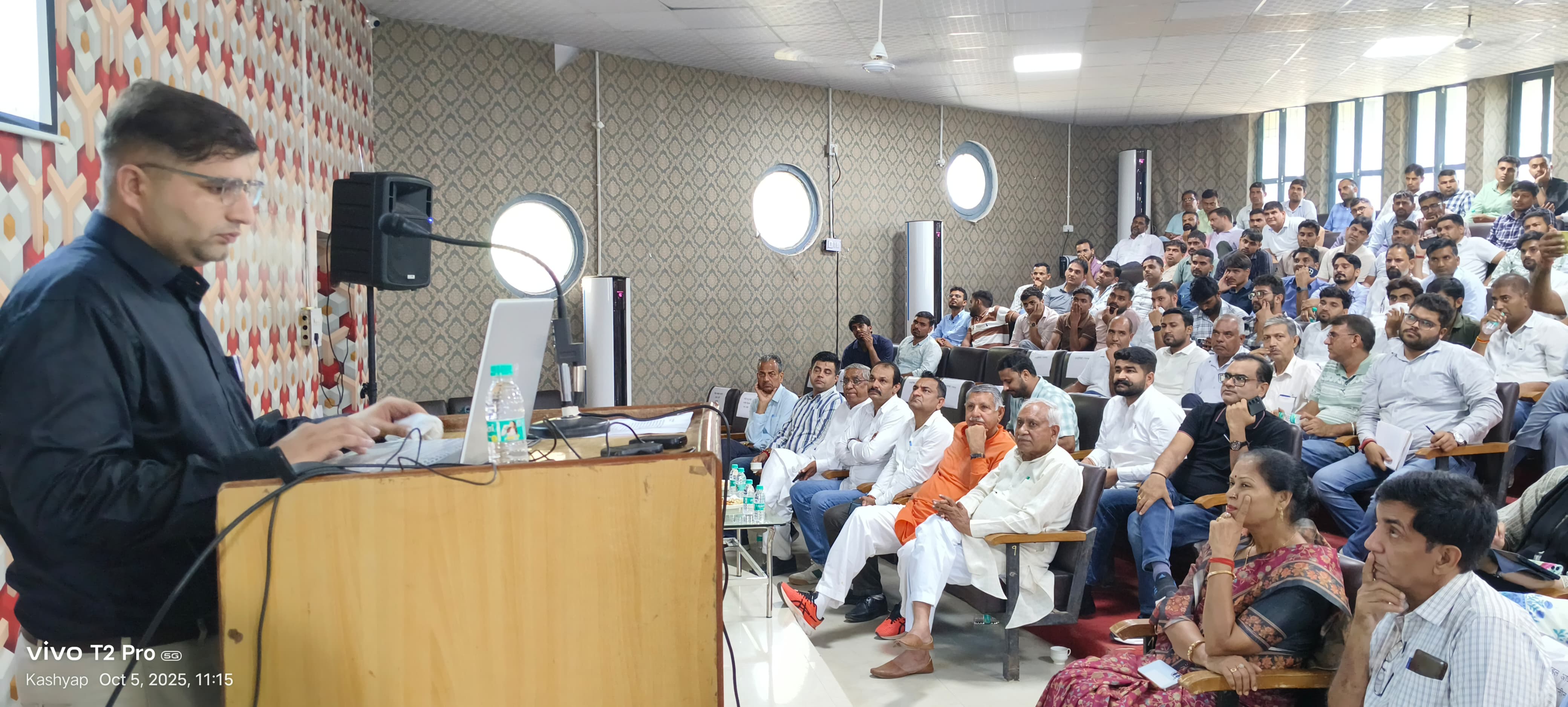 राजस्व विभाग की कार्यशाला में मौजूद सांसद, विधायक तथा जनप्रतिनिधि।