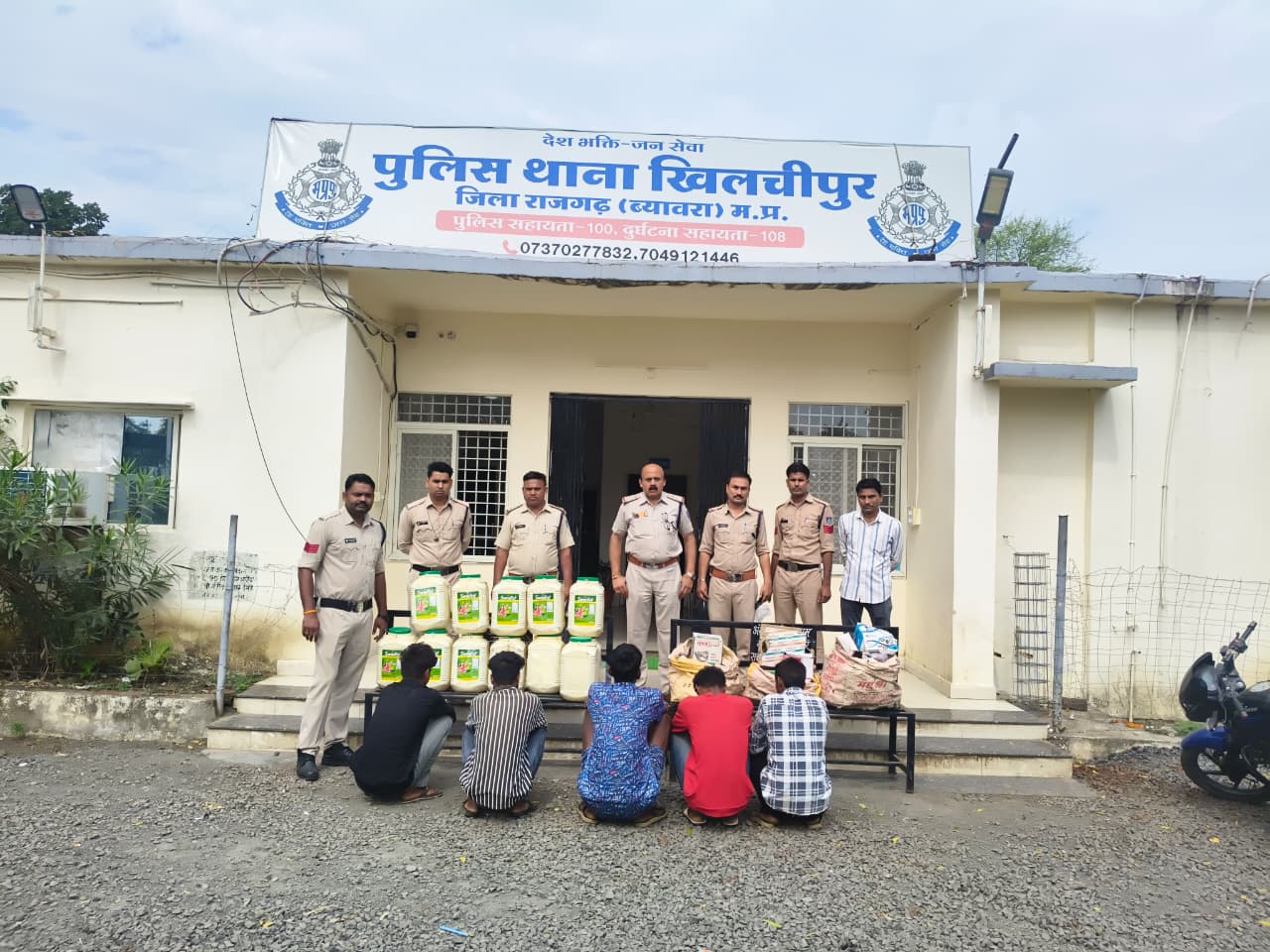 छह आरोपित पकड़ाए,सवा दो लाख से अधिक का माल बरामद