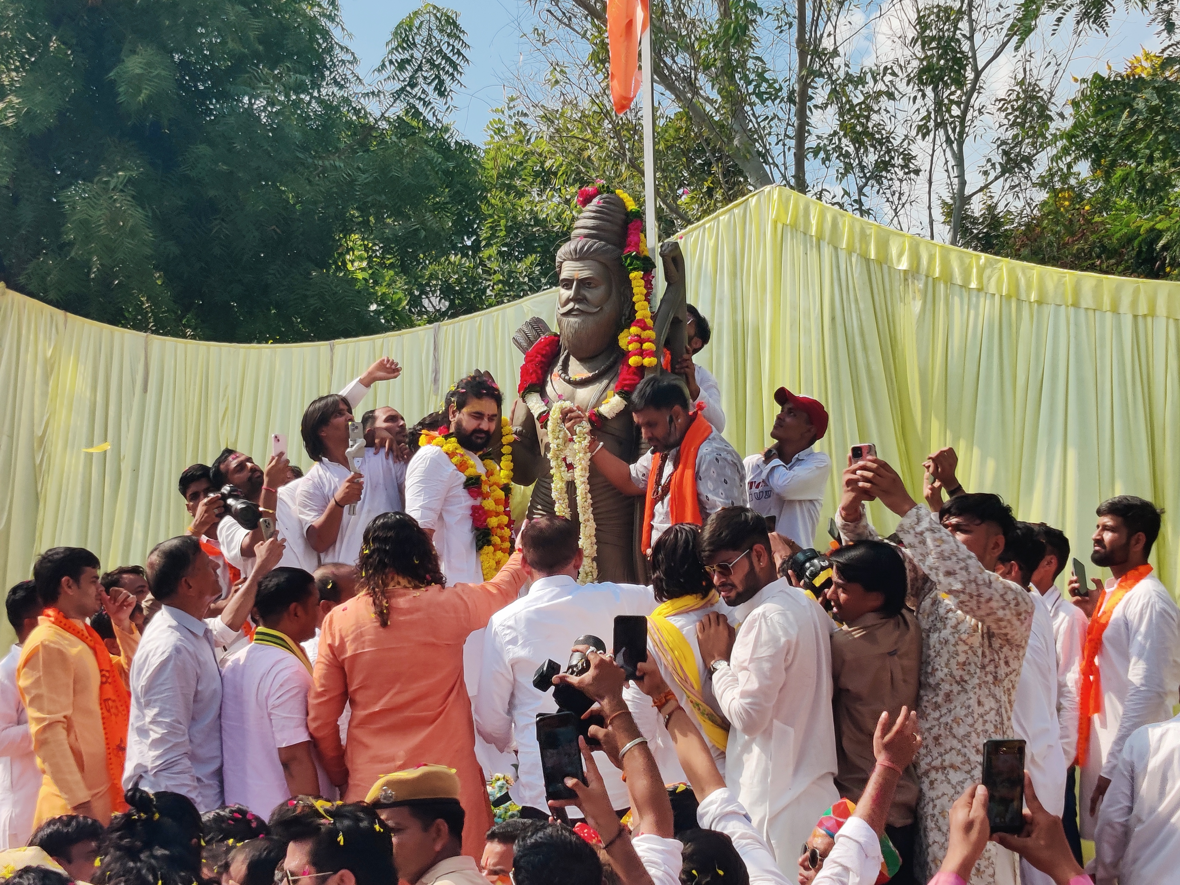 विधायक स्वामी बालमुकंदाचार्य के बोल, उनके 4 पत्नी और 36 बच्चे, हम दो हमारा एक