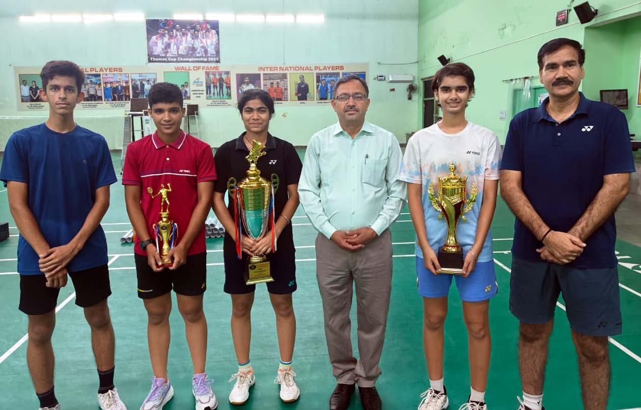 खिलाड़ियों को सम्मानित करते डायरेक्टर फाइनेंस रतन शर्मा।