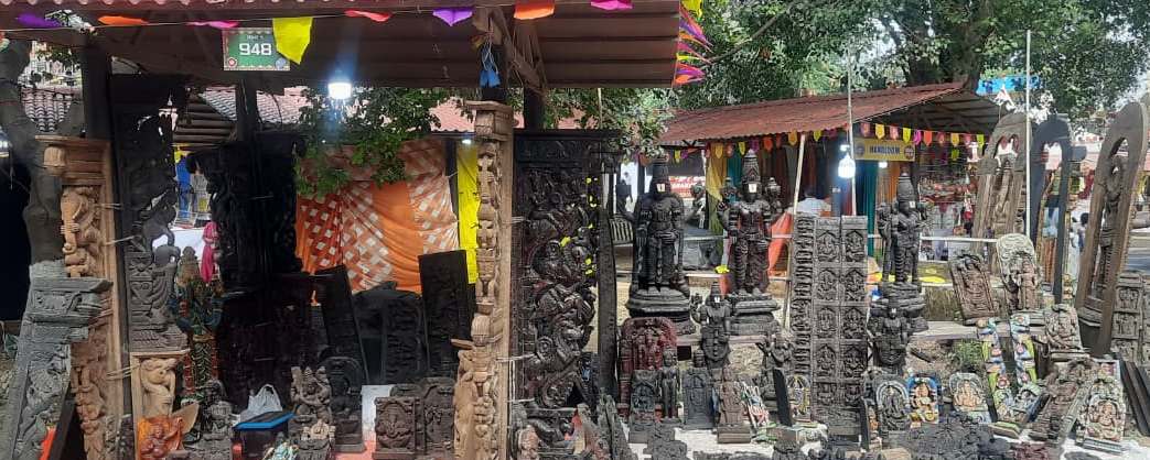 वुड कार्विंग से बनी कलाकृतियां