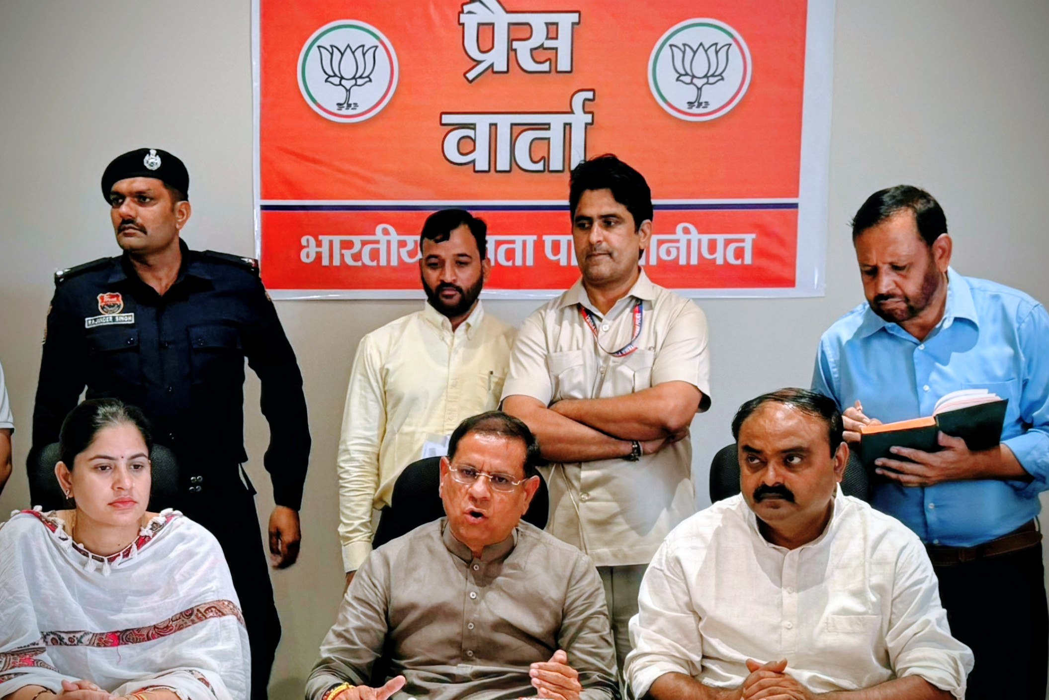 पानीपत में पत्रकारों से वार्ता करते खाद्य एवं आपूर्ति मंत्री राजेश नागर।
