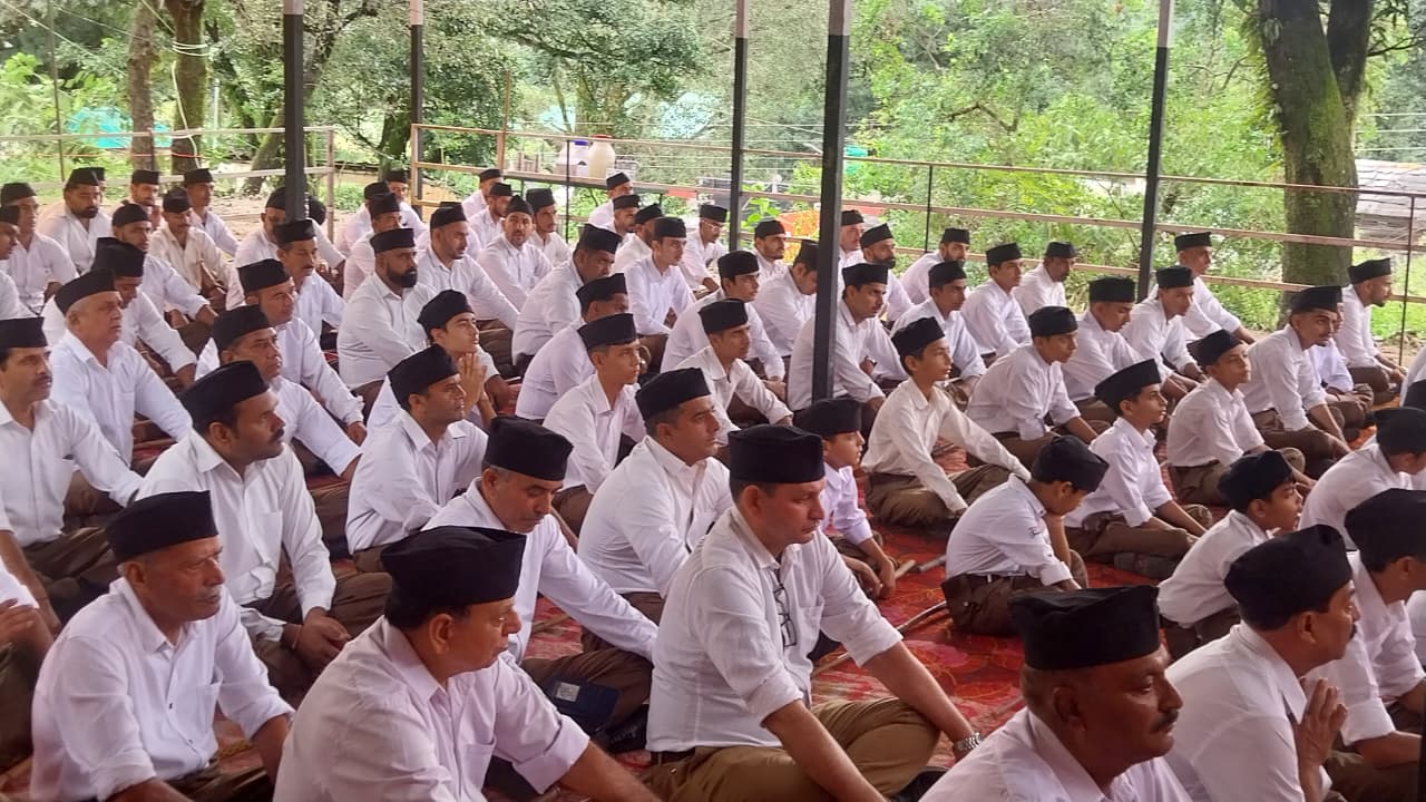 आरएसएस के कार्यक्रम के दौरान मौजूद संघ कार्यकर्ता।