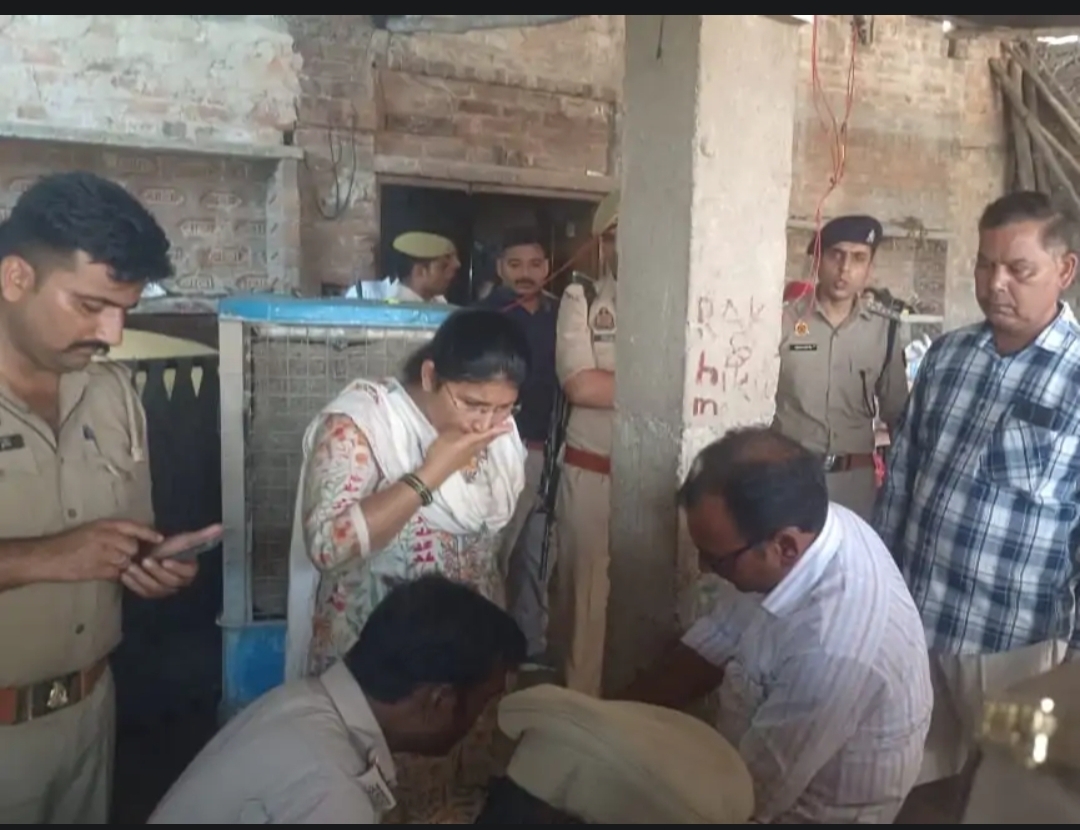 फोटो - घटना स्थल पर मौजूद पुलिस बल