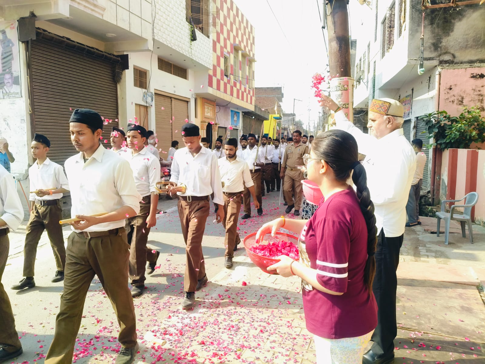 पथ संचलन करते स्वयं सेवक