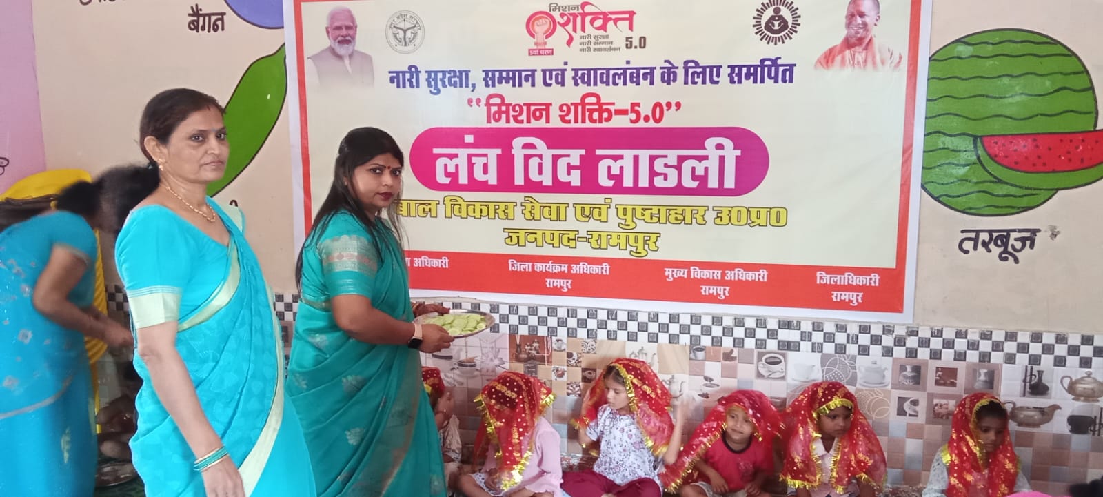 कन्याओं को भोज कराती महिलाएं कन्याओं को भोज कराती महिलाएं