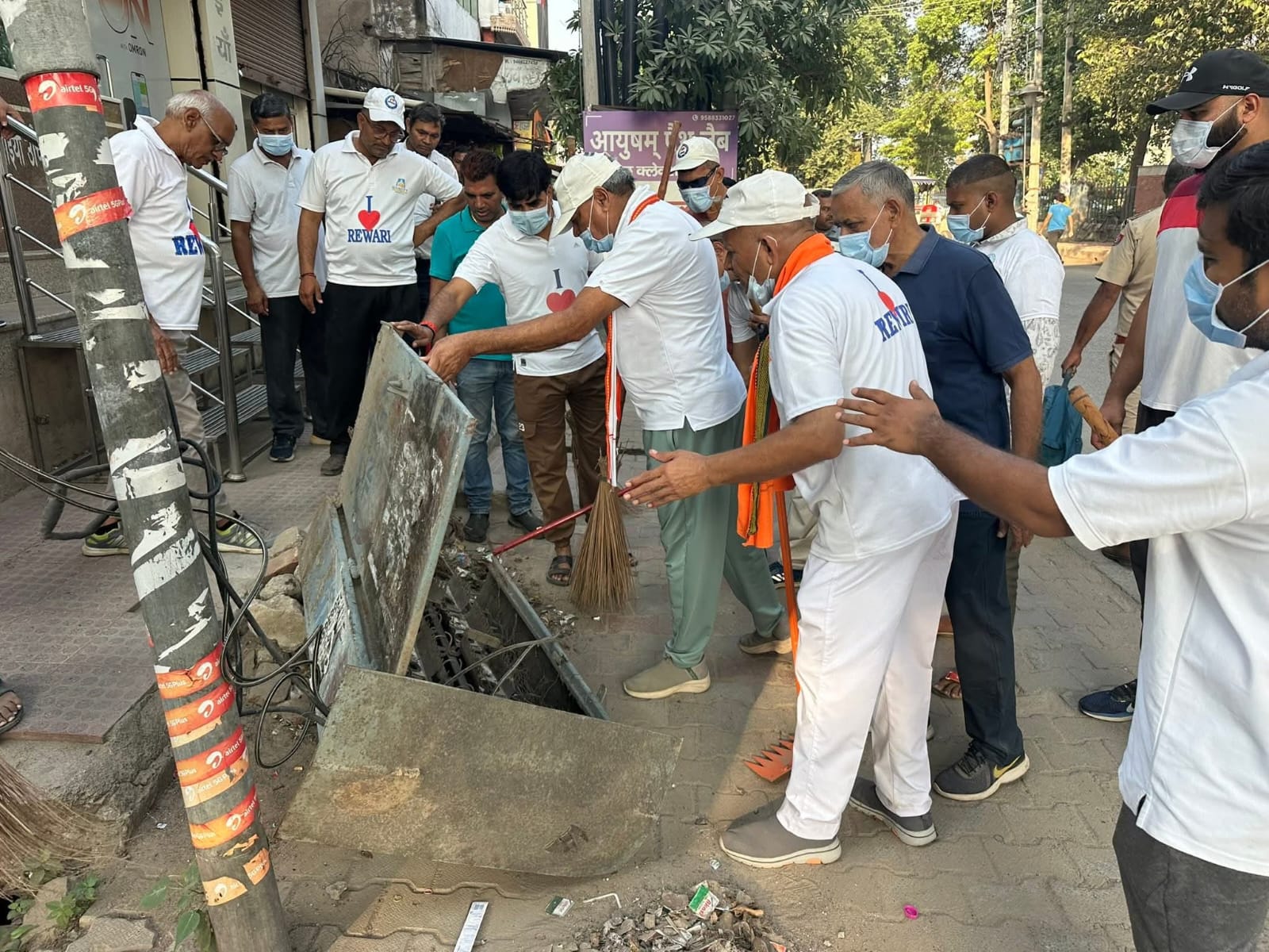 रेवाड़ी में विधायक लक्ष्मण सिंह यादव स्वच्छता अभियान में जुटे हुए।