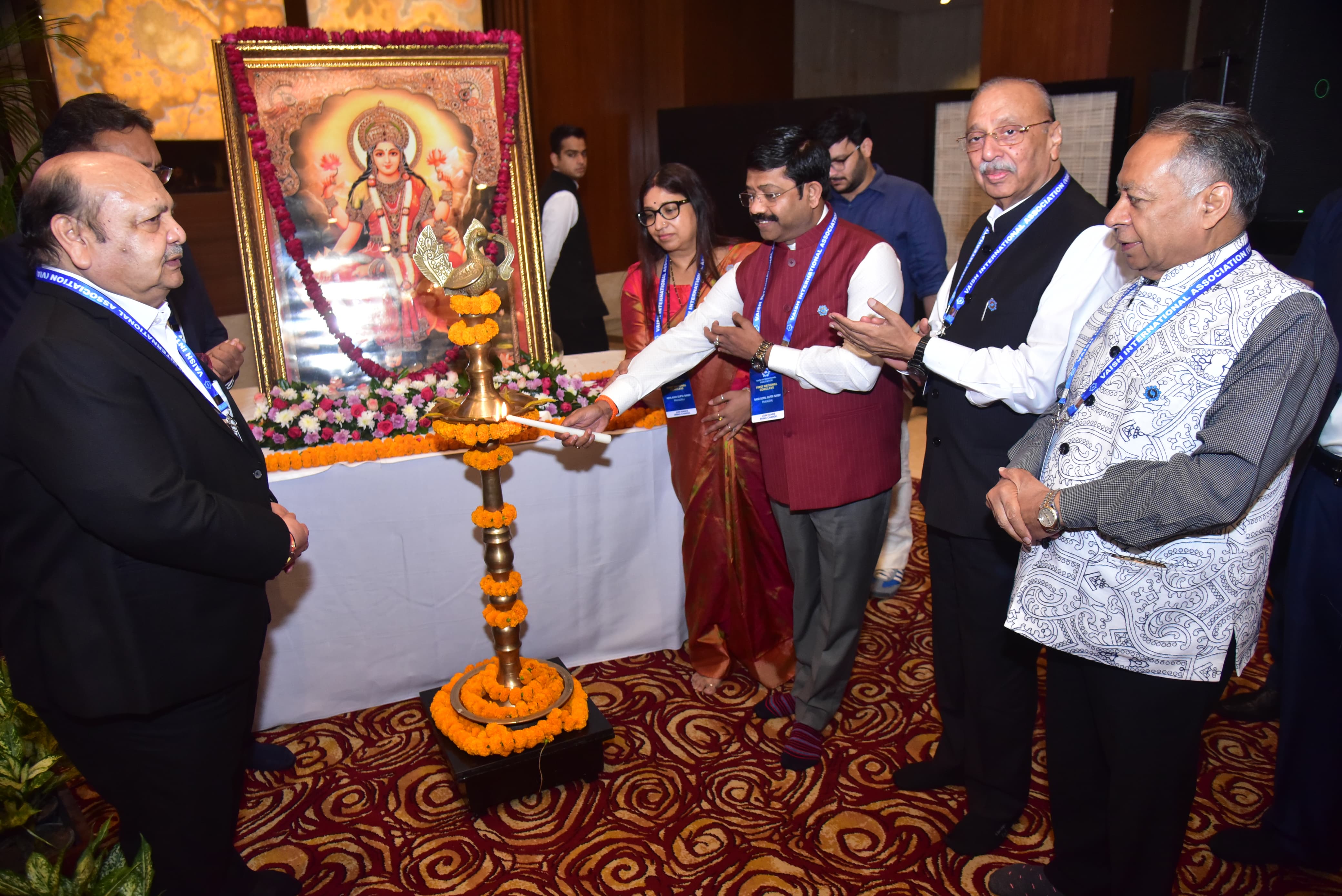 दीप प्रज्जवलित कर कार्यक्रम की शुरूआत करते मंत्री नन्द गोपाल नन्दी