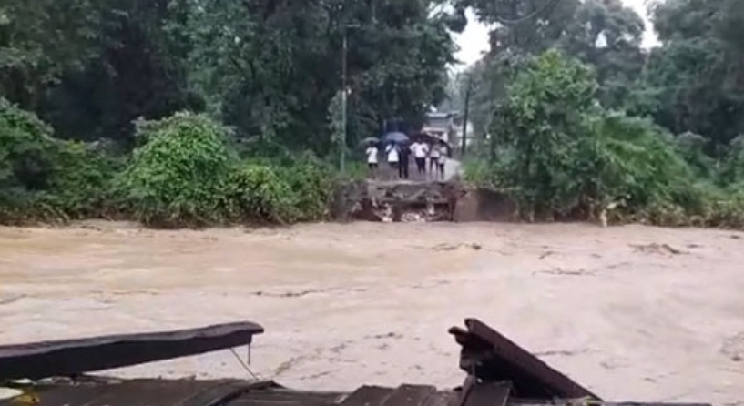 होलोंग नदी पर बना लकड़ी का पुल बहा होलोंग नदी पर बना लकड़ी का पुल बहा