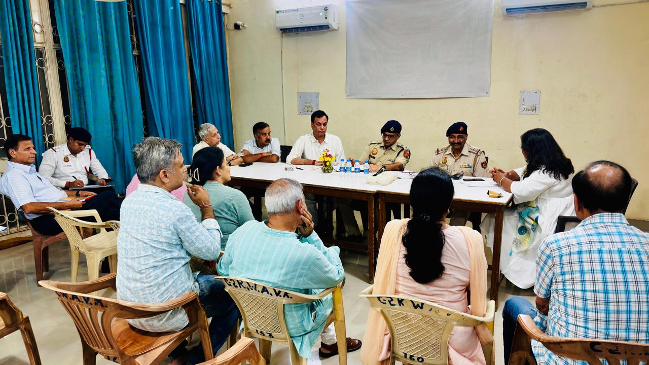 ट्रैफिक समस्याओं पर पुलिस और आरडब्ल्यूए की बैठक की फोटो
