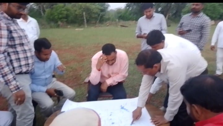 बांध और जलनिकासी की स्थिति जानते डीएम पवन कुमार गंगवार।