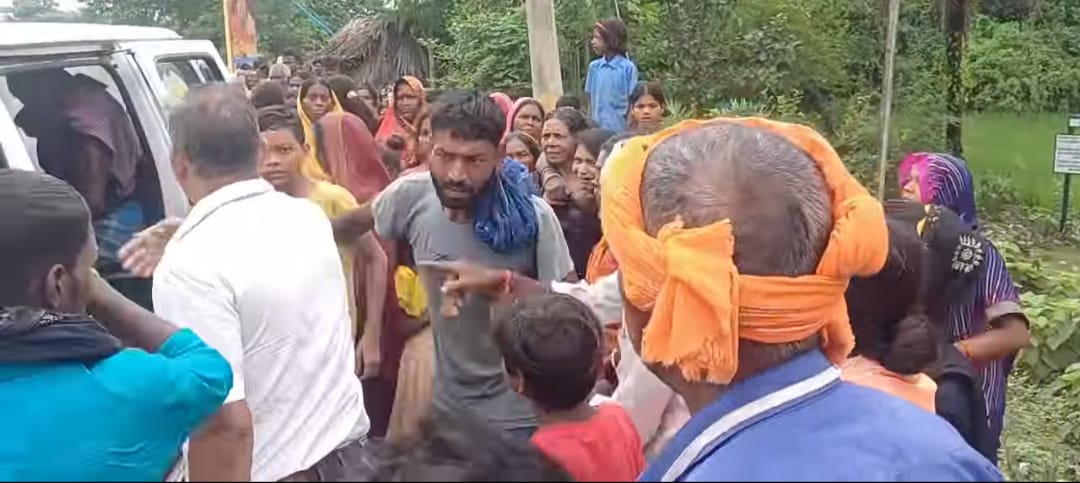 मौके पर मौजूद लोग