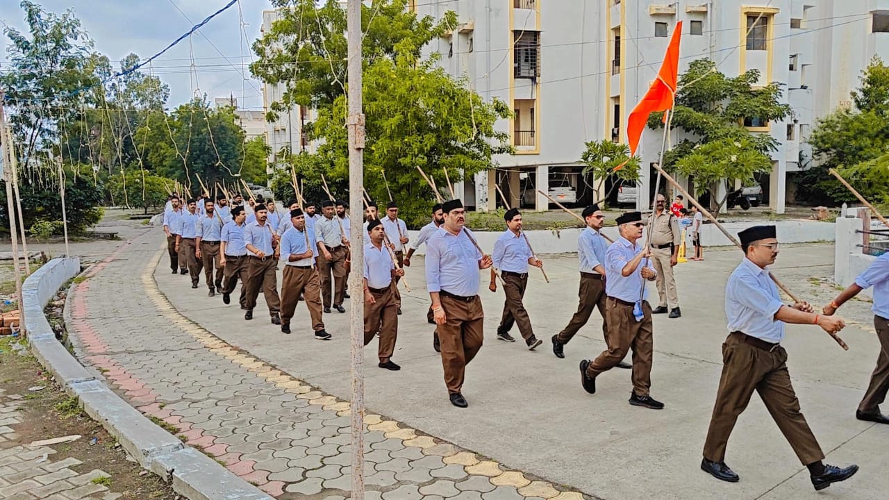 राष्ट्रीय स्वयंसेवक संघ के शताब्दी वर्ष के अवसर पर भोपाल महानगर में रविवार को विभिन्न जिलों और बस्तियों में कुल 76 स्थानों पर पथ संचलन निकाले गए