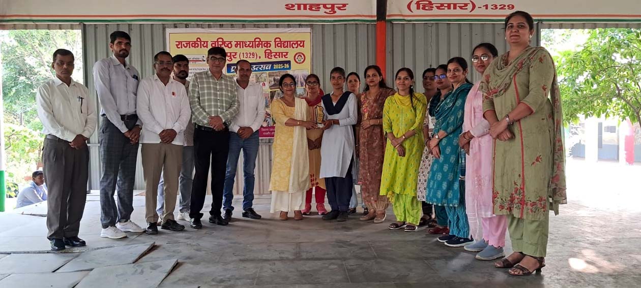 स्कूल में छात्रा आर्यन को सम्मानित करते हुए।