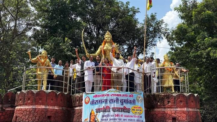 रानी दुर्गावती की जयंती पर रेवांचल पार्क स्थित प्रतिमा पर माल्यार्पण