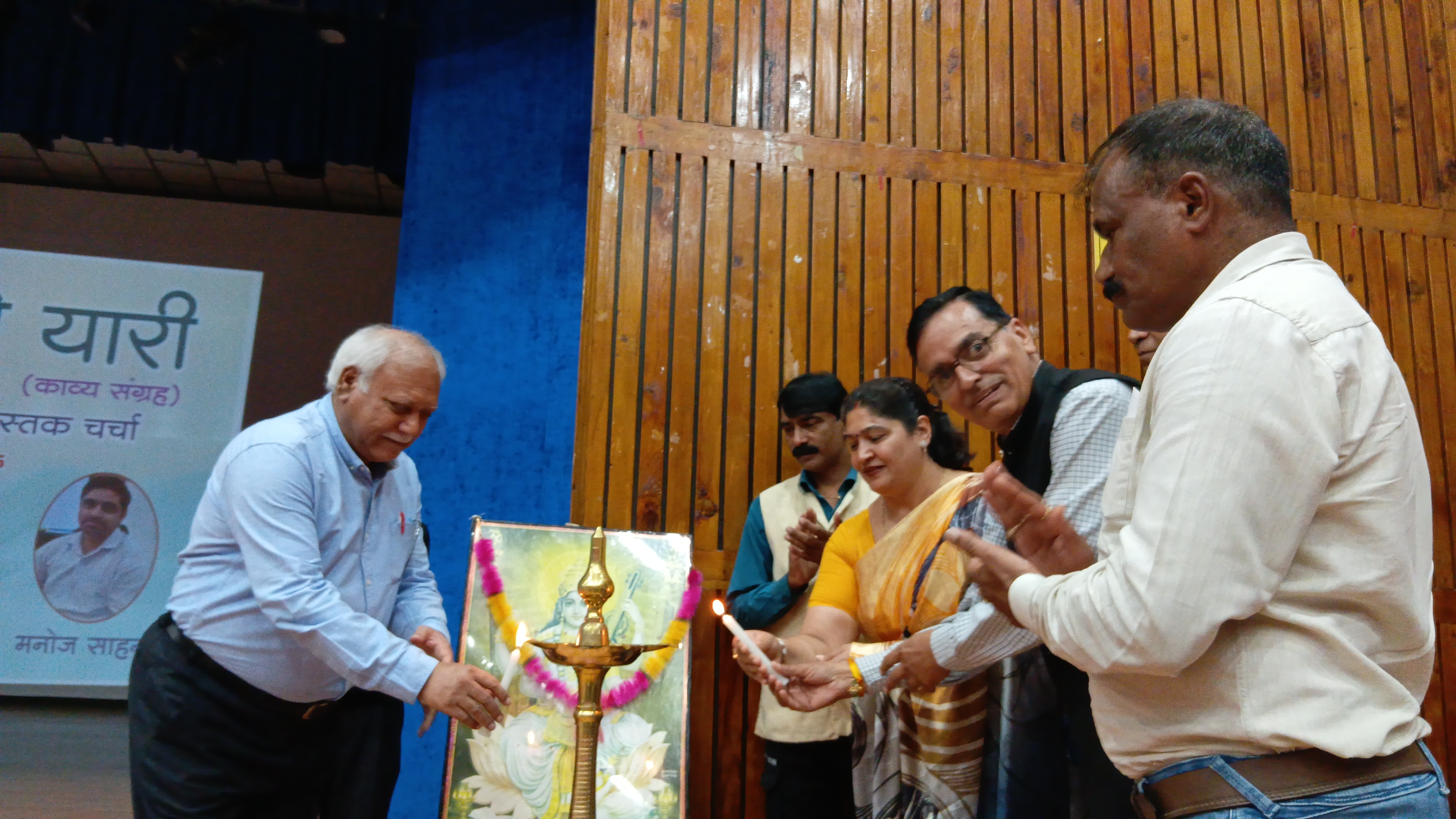 पौड़ी प्रेक्षाग्रह में दीप प्रचलित कर काव्य संग्रह विमोचन कार्यक्रम का शुभारंभ करते अतिथि