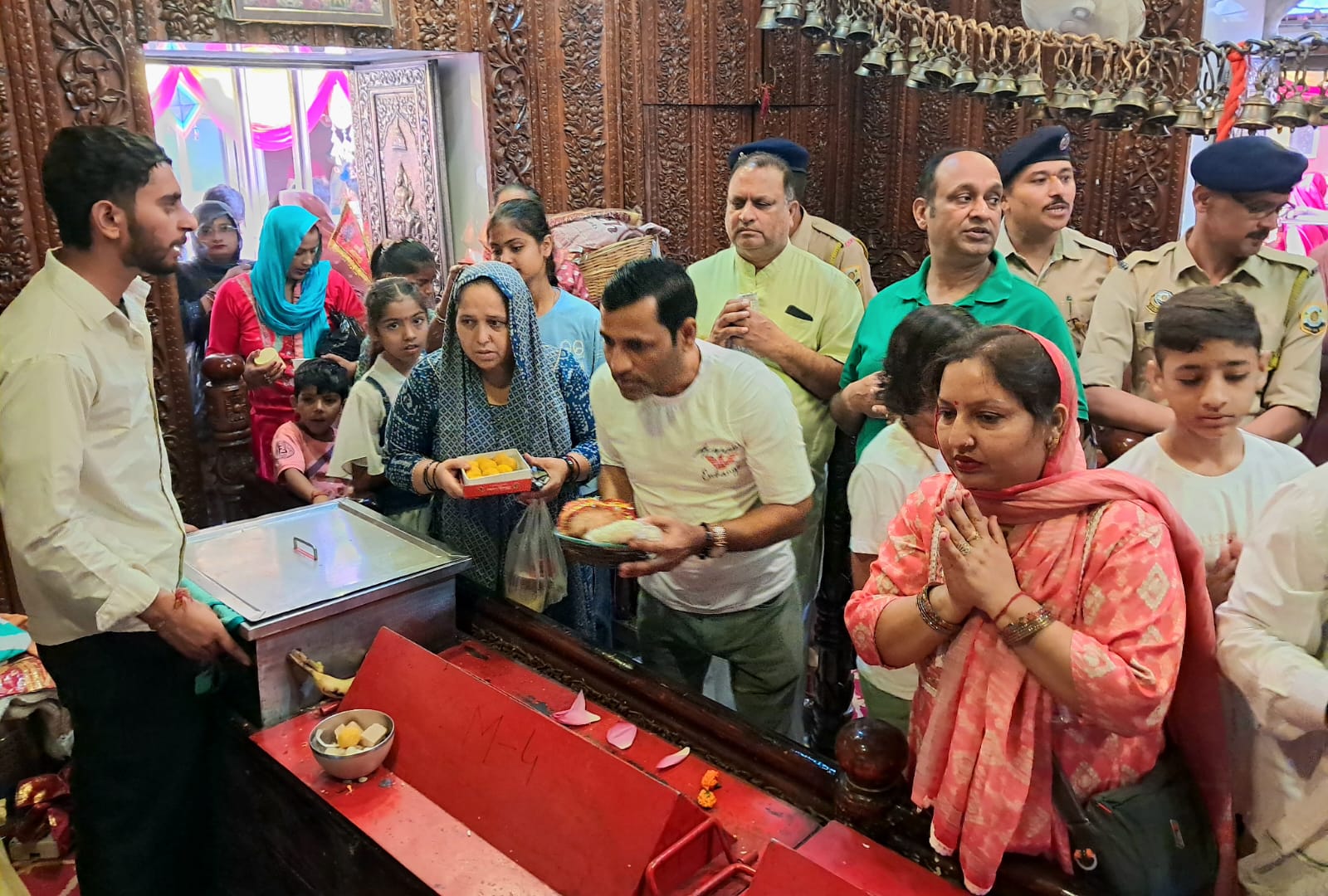 उत्तर भारत की प्रसिद्ध सिद्धपीठ त्रिलोकपुर में आज पहुंचे 24 ,600 श्रद्धालु
