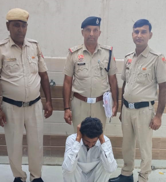 पुलिस द्वारा गिरफ्तार किया गया इनामी बदमाश।