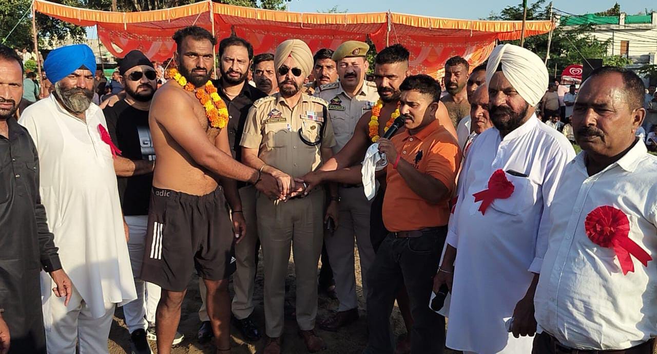 दंगल में भाग लेने वाले पहलवान आर मुखय अतिथि् व अनय लाेग्
