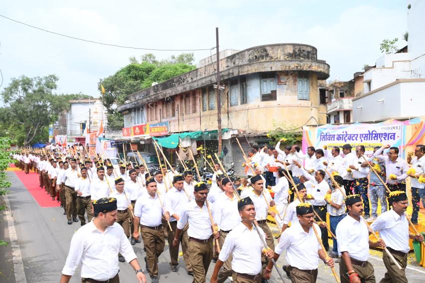 संघ घोष के साथ कदमताल मिलाकर मन्दसौर में स्वयंसेवकों का निकला अद्भुत पथ संचलन संघ घोष के साथ कदमताल मिलाकर मन्दसौर में स्वयंसेवकों का निकला अद्भुत पथ संचलन
