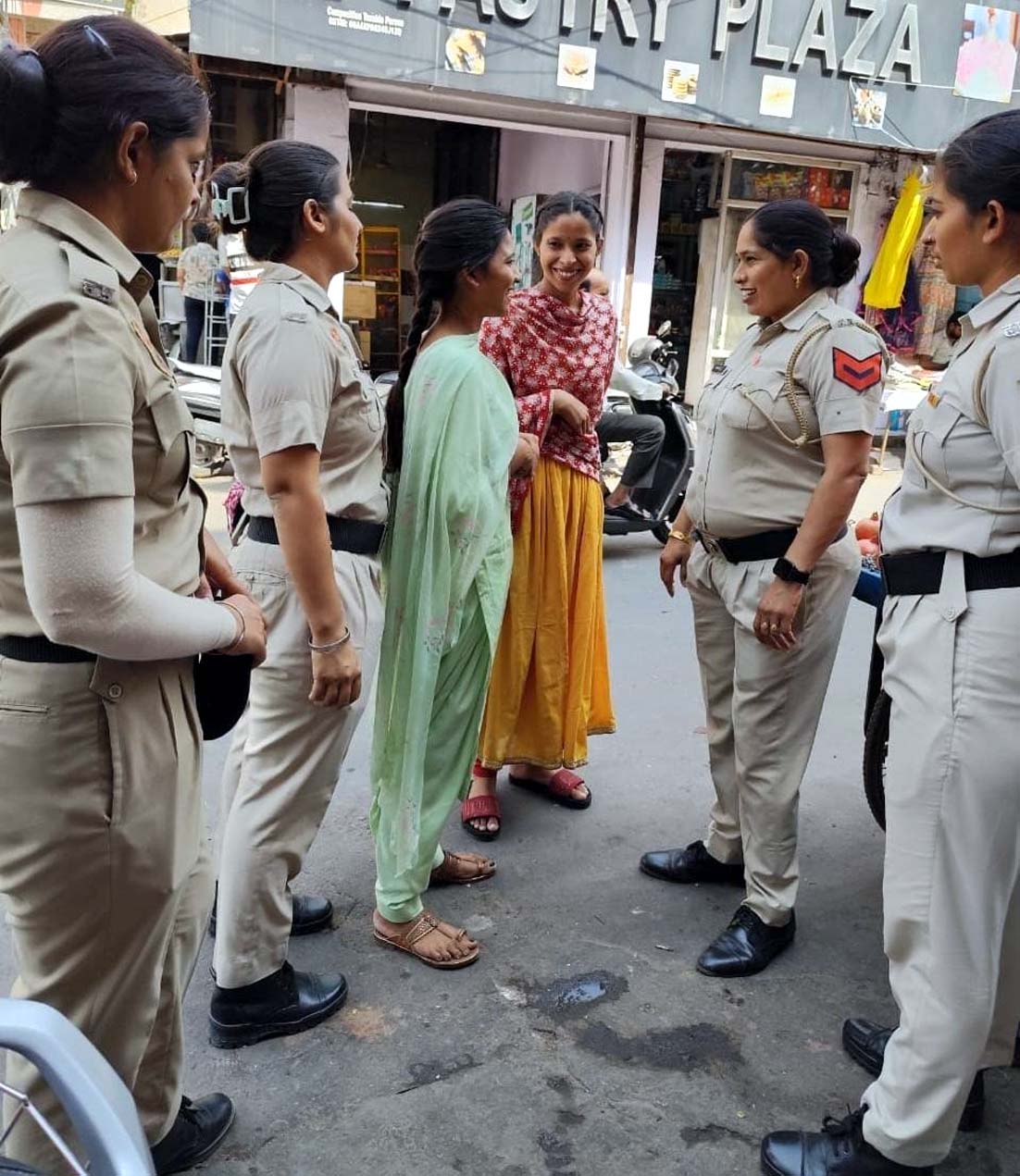 गश्त के दौरान बातचीत करते महिला पुलिस टीम।