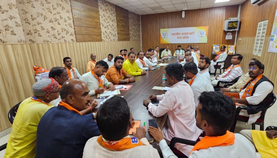 बैठक करते धर्मपाल सिंह