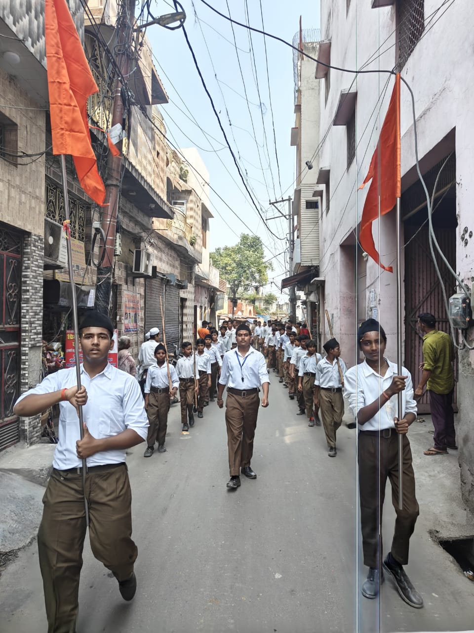 मुरादाबाद महानगर में राष्ट्रीय स्वयंसेवक संघ के पथ संचलन में पूर्ण गणेश में स्वयंसेवक।