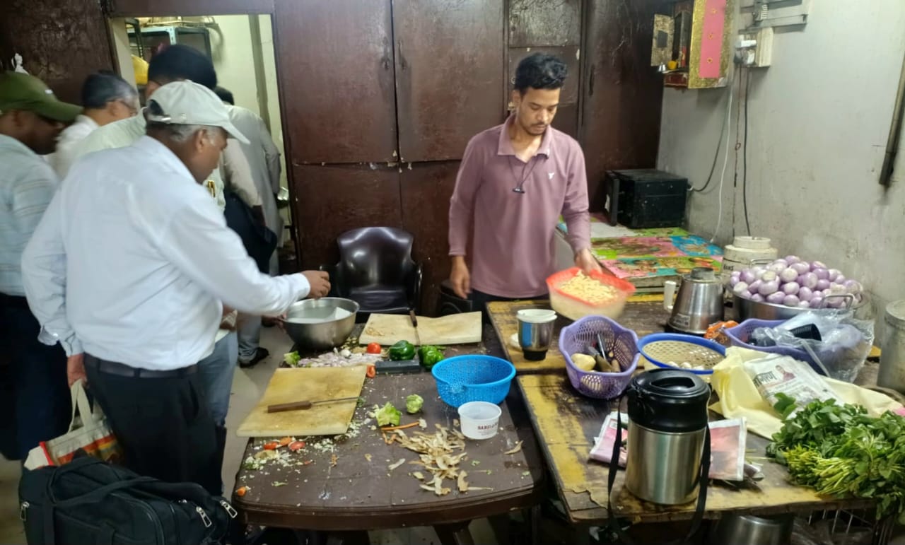 जांच करते अधिकारी जांच करते अधिकारी