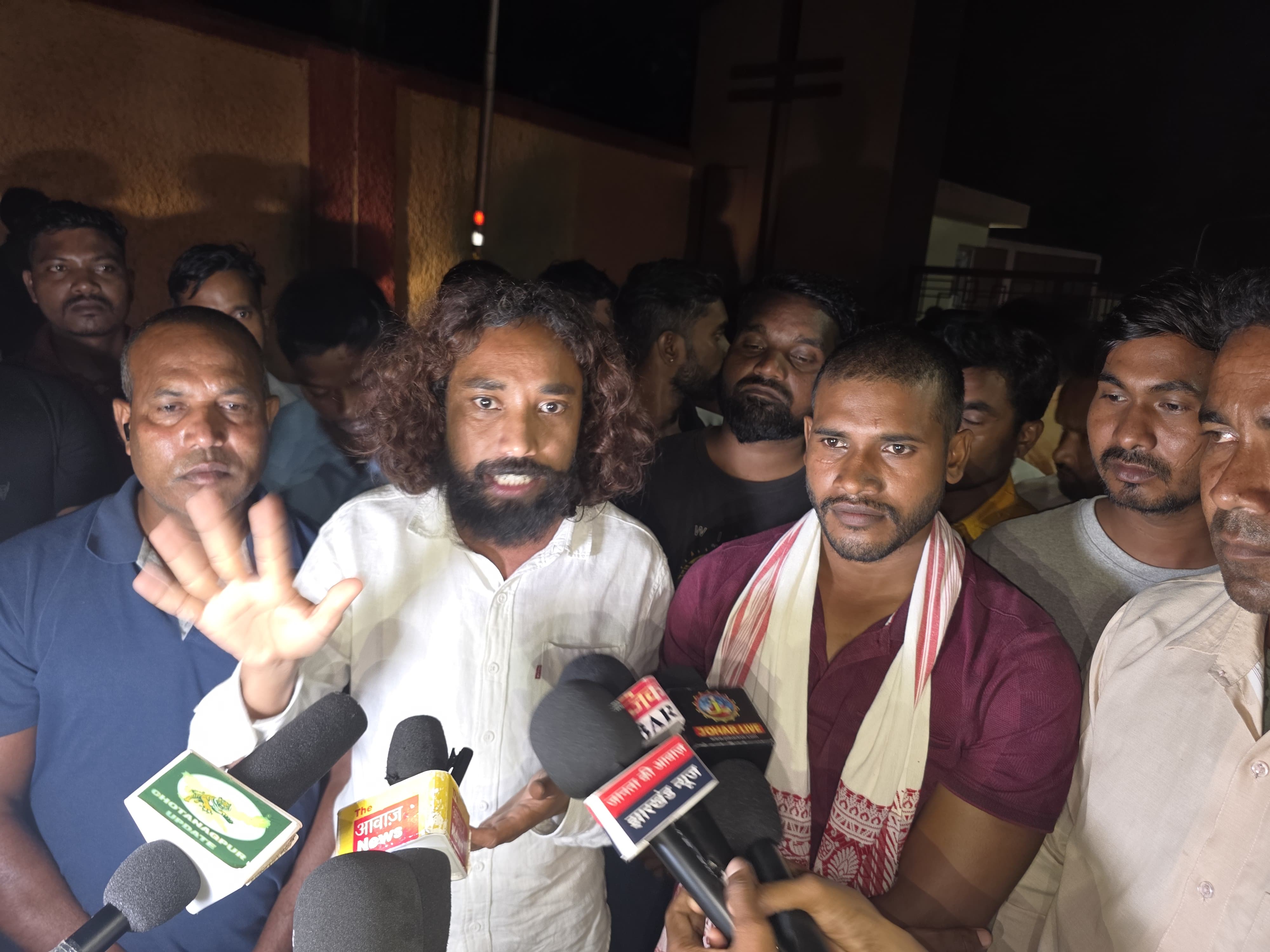 देवेंद्र महतो पत्रकारों से बातचीत करते हुए
