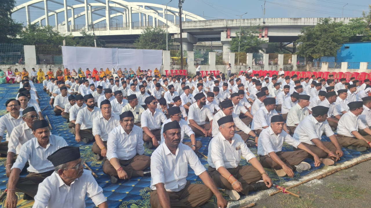 राष्ट्रीय स्वयंसेवक संघ के शताब्दी वर्ष के अवसर पर भोपाल महानगर में रविवार को विभिन्न जिलों और बस्तियों में कुल 76 स्थानों पर पथ संचलन निकाले गए1